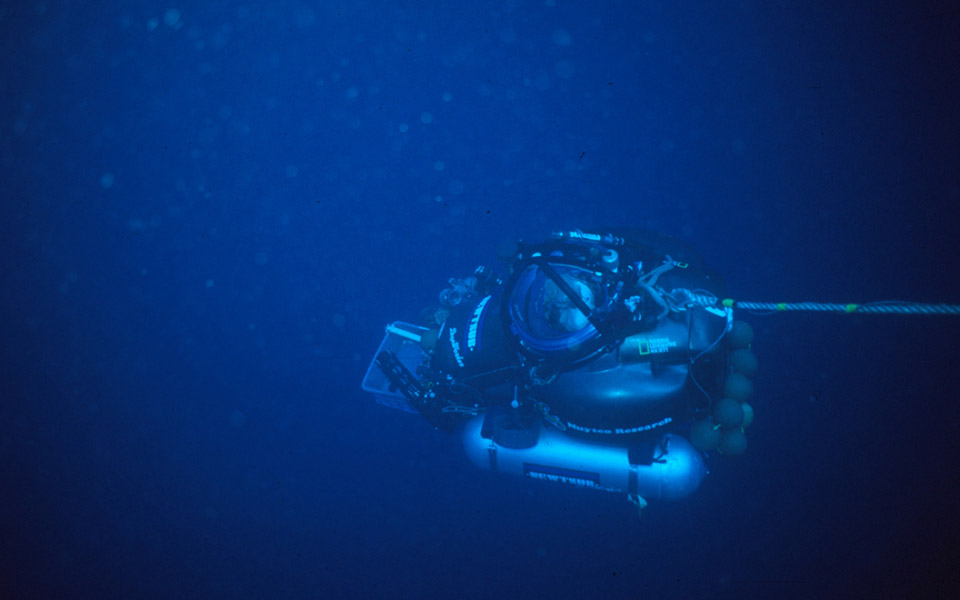 Deepworker 2000 sub descending to the depths